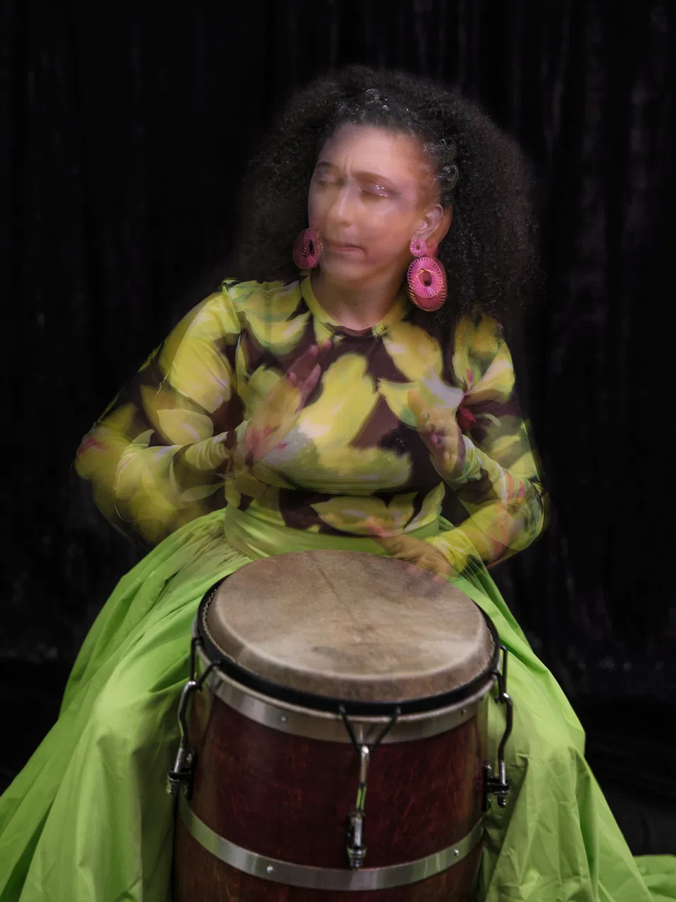 Daniela tocando el barril de bomba