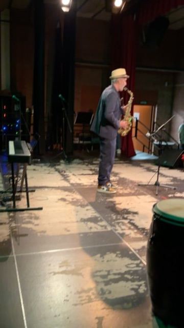 Alumno de saxofón en el escenario